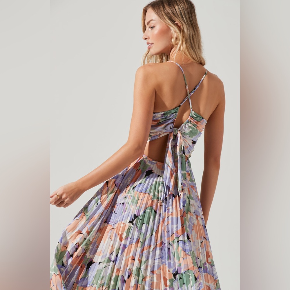 ASTR The Label Blythe Floral Plisse Midi Dress Coral Multi - Picture 3 of 15